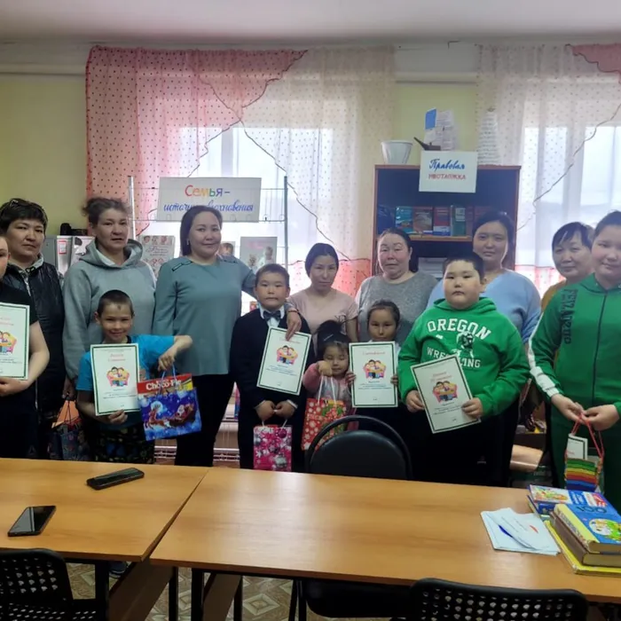 День открытых дверей "Всей семьёй в библиотеку", книжная выставка "Семья - источник вдохновения", экскурсия по библиотеке. 